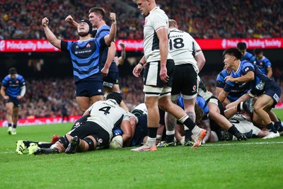 151125 - Wales v Japan - Quilter Nations Series - Faulua Makisi of Japan scores a try