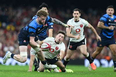 151125 - Wales v Japan - Quilter Nations Series - Warner Dearns of Japan loses the ball in a tackle