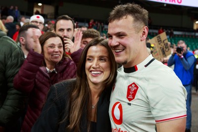 151125 - Wales v Japan - Quilter Nations Series - Jarrod Evans of Wales with fans at the end of the match