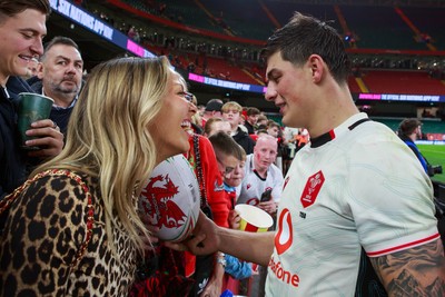151125 - Wales v Japan - Quilter Nations Series - Louis Rees-Zammit of Wales with fans at the end of the match