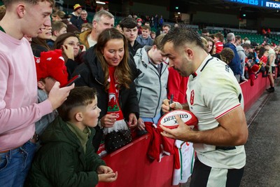 151125 - Wales v Japan - Quilter Nations Series - Liam Belcher of Wales with fans at the end of the match