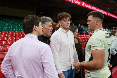 151125 - Wales v Japan - Quilter Nations Series - Freddie Thomas of Wales with fans at the end of the match