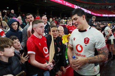 151125 - Wales v Japan - Quilter Nations Series - Louis Rees-Zammit of Wales with fans at the end of the match
