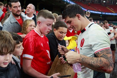 151125 - Wales v Japan - Quilter Nations Series - Louis Rees-Zammit of Wales with fans at the end of the match
