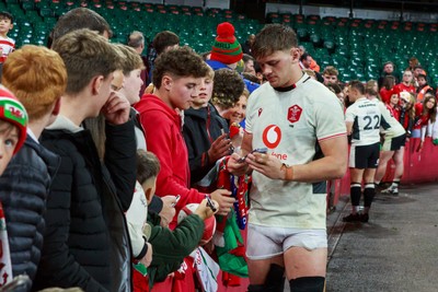 151125 - Wales v Japan - Quilter Nations Series - Alex Mann of Wales with fans at the end of the match