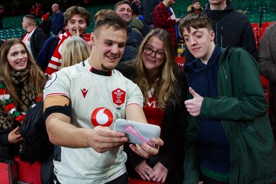 151125 - Wales v Japan - Quilter Nations Series - Jarrod Evans of Wales with fans at the end of the match