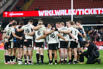151125 - Wales v Japan - Quilter Nations Series - Wales team huddle at the end of the match
