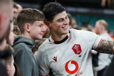 151125 - Wales v Japan - Quilter Nations Series - Louis Rees-Zammit of Wales with fans at the end of the match