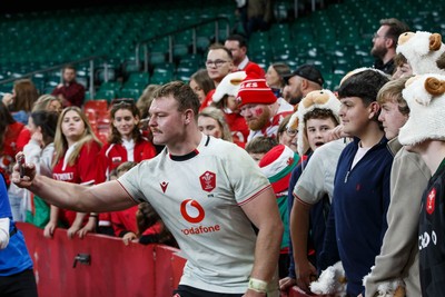 151125 - Wales v Japan - Quilter Nations Series - Dewi Lake of Wales with fans at the end of the match