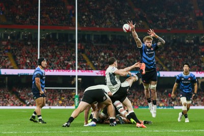 151125 - Wales v Japan - Quilter Nations Series - Tomos Williams of Wales kicks the ball under pressure from Warner Dearns of Japan