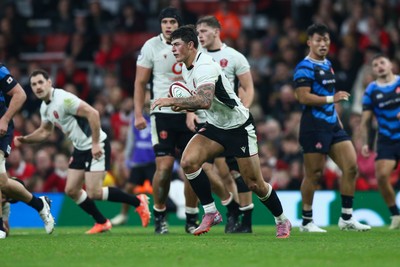 151125 - Wales v Japan - Quilter Nations Series - Louis Rees-Zammit of Wales on the attack
