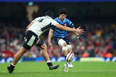 151125 - Wales v Japan - Quilter Nations Series - Yoshitaka Yazaki of Japan kicks the ball under pressure from Dafydd Jenkins of Wales