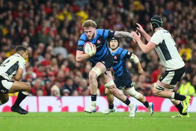 151125 - Wales v Japan - Quilter Nations Series - Warner Dearns of Japan hands off Adam Beard of Wales