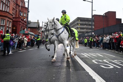 151125 - Wales v Japan - Quilter Nations Series - The Wales team bus arrives on Westgate Street, Cardiff ahead of the match