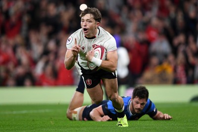 151125 - Wales v Japan - Quilter Nations Series - Dan Edwards of Wales scores a try