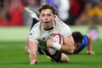 151125 - Wales v Japan - Quilter Nations Series - Dan Edwards of Wales scores a try