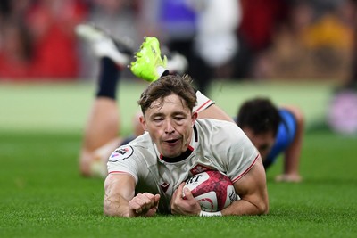 151125 - Wales v Japan - Quilter Nations Series - Dan Edwards of Wales scores a try