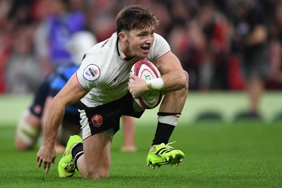 151125 - Wales v Japan - Quilter Nations Series - Dan Edwards of Wales scores a try