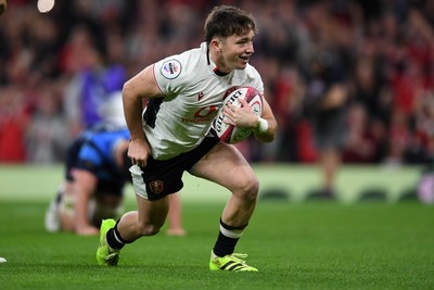 151125 - Wales v Japan - Quilter Nations Series - Dan Edwards of Wales scores a try