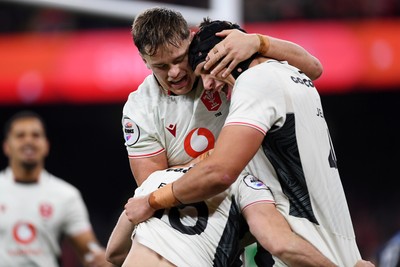 151125 - Wales v Japan - Quilter Nations Series - Dan Edwards of Wales celebrates scoring a try with team mates