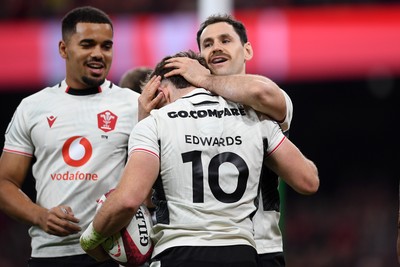 151125 - Wales v Japan - Quilter Nations Series - Dan Edwards of Wales celebrates scoring a try with team mates