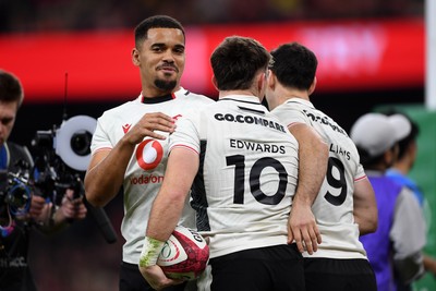 151125 - Wales v Japan - Quilter Nations Series - Dan Edwards of Wales celebrates scoring a try with team mates