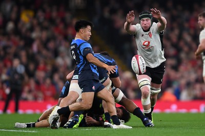 151125 - Wales v Japan - Quilter Nations Series - Josh Adams of Wales challenges for the ball
