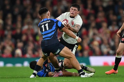 151125 - Wales v Japan - Quilter Nations Series - Louis Rees-Zammit of Wales is challenged by Tomoki Osada of Japan