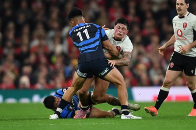 151125 - Wales v Japan - Quilter Nations Series - Louis Rees-Zammit of Wales is challenged by Tomoki Osada of Japan