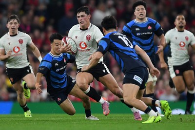 151125 - Wales v Japan - Quilter Nations Series - Louis Rees-Zammit of Wales is challenged by Seungsin Lee of Japan