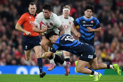 151125 - Wales v Japan - Quilter Nations Series - Louis Rees-Zammit of Wales is challenged by Seungsin Lee of Japan
