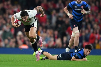 151125 - Wales v Japan - Quilter Nations Series - Louis Rees-Zammit of Wales is challenged by Seungsin Lee of Japan