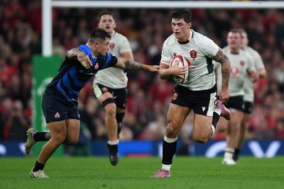 151125 - Wales v Japan - Quilter Nations Series - Louis Rees-Zammit of Wales is challenged by Seungsin Lee of Japan