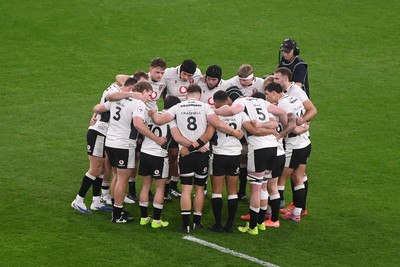 151125 - Wales v Japan - Quilter Nations Series - Wales team huddle