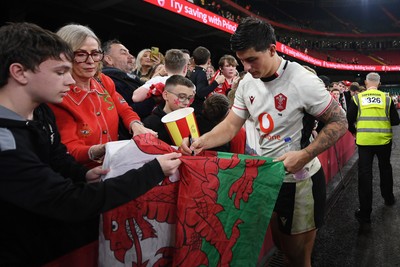 151125 - Wales v Japan - Quilter Nations Series - Louis Rees-Zammit of Wales with fans at full time