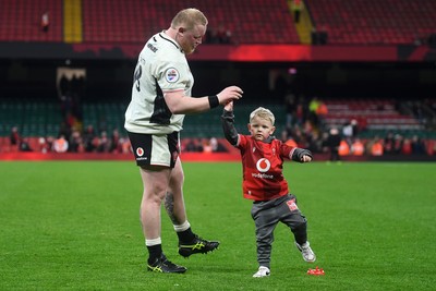 151125 - Wales v Japan - Quilter Nations Series - Keiron Assiratti of Wales with family at full time