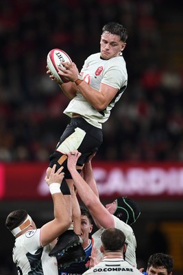 151125 - Wales v Japan - Quilter Nations Series - Alex Mann of Wales wins the line-out