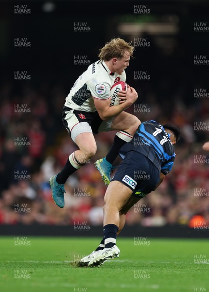 151125 - Wales v Japan, Quilter Nations Series - Blair Murray of Wales takes the high ball