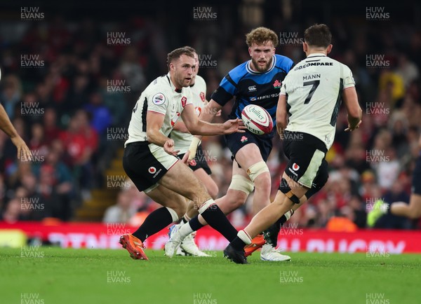 151125 - Wales v Japan, Quilter Nations Series - Max Llewellyn of Wales feeds the ball out