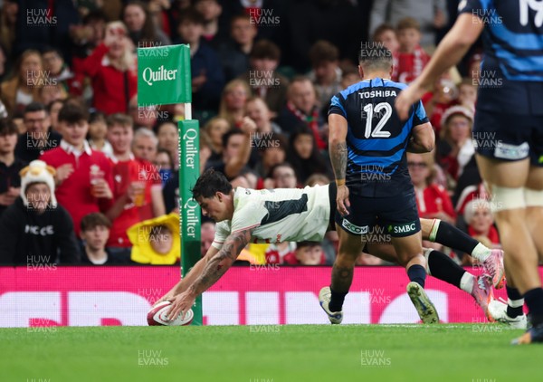 151125 - Wales v Japan, Quilter Nations Series - Louis Rees-Zammit of Wales dives in to score try