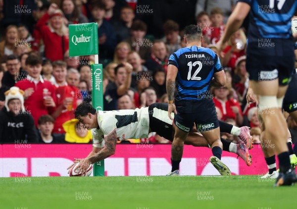 151125 - Wales v Japan, Quilter Nations Series - Louis Rees-Zammit of Wales dives in to score try