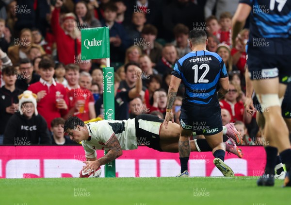 151125 - Wales v Japan, Quilter Nations Series - Louis Rees-Zammit of Wales dives in to score try