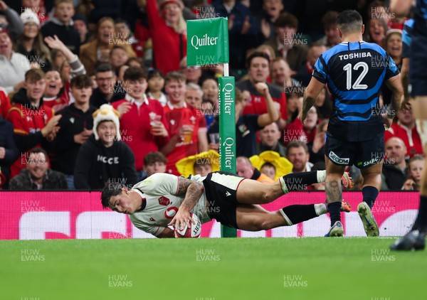 151125 - Wales v Japan, Quilter Nations Series - Louis Rees-Zammit of Wales dives in to score try