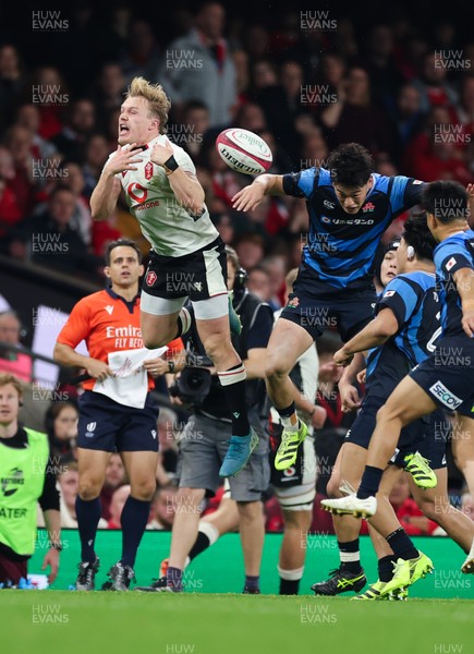 151125 - Wales v Japan, Quilter Nations Series - Blair Murray of Wales loses the ball in mid air