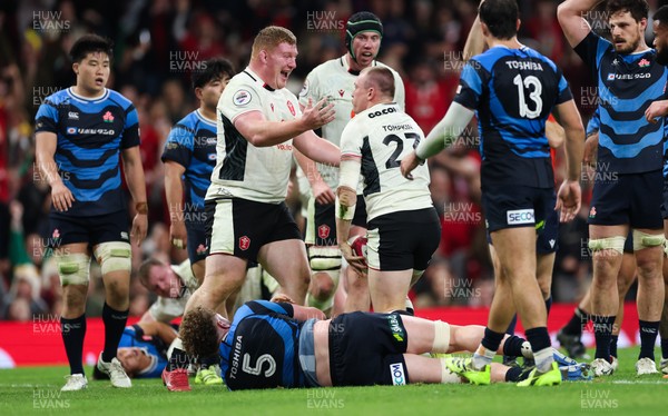 151125 - Wales v Japan, Quilter Nations Series - Nick Tompkins of Wales is congratulated by Rhys Carre of Wales after he dives in to score try