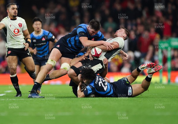 151125 - Wales v Japan, Quilter Nations Series - Harry Hockings of Japan hits Alex Mann of Wales in the final minute of the match