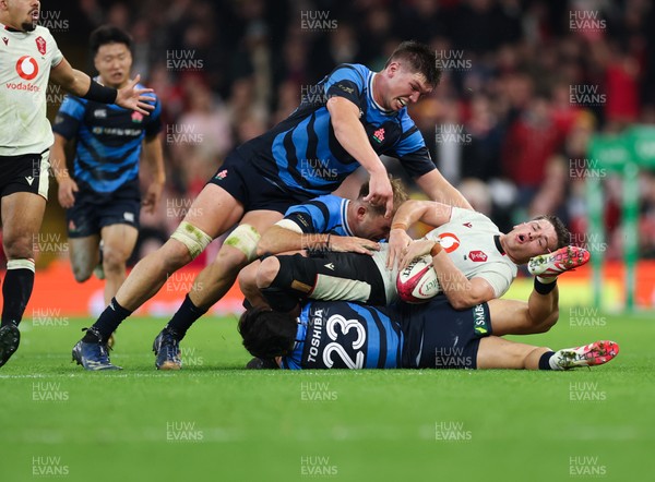 151125 - Wales v Japan, Quilter Nations Series - Harry Hockings of Japan hits Alex Mann of Wales in the final minute of the match