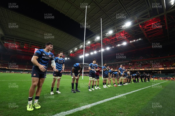 151125 - Wales v Japan, Quilter Nations Series - The Japanese team show their respect to the crowd