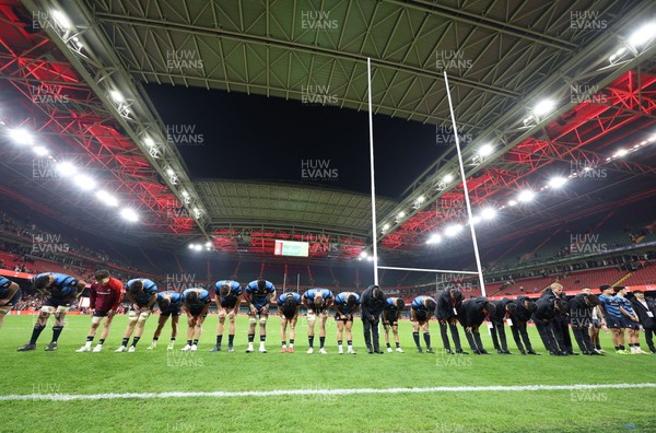 151125 - Wales v Japan, Quilter Nations Series - The Japanese team show their respect to the crowd
