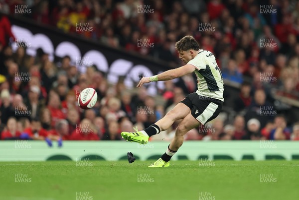 151125 - Wales v Japan, Quilter Nations Series - Dan Edwards of Wales kicks conversion